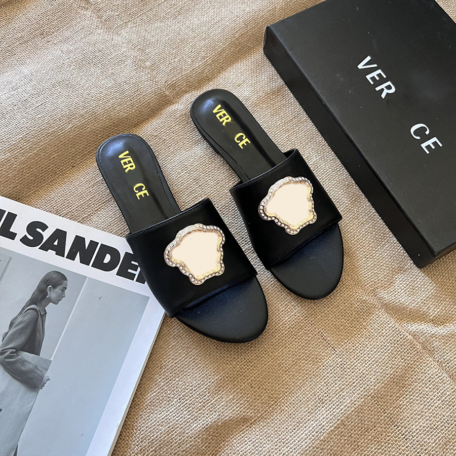 Slippers Slippers New Fashion Metal Striped Summer Flat Shoes Fashion Slip on Slides Outdoor Femme Femmes Femmes Sandales Plus taille 34-42