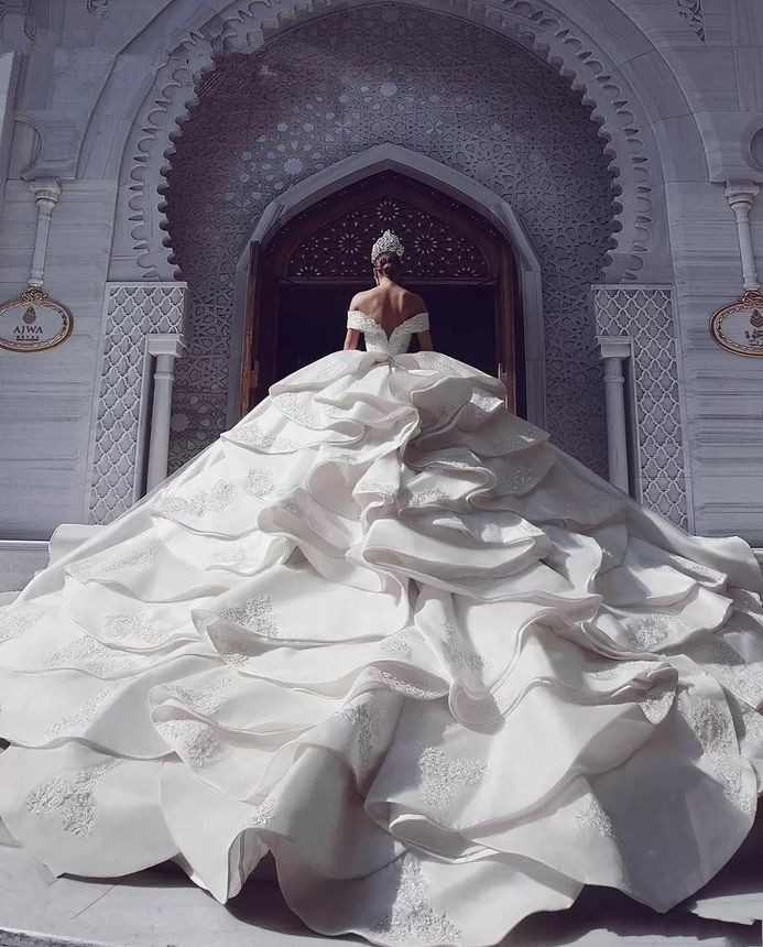 Amazing Cathedral Train Tiered Royal Princess Ball Gown Wedding Dresses Dubai Arabic Lace Sequined Off Shoulder Puff Bridal Gowns Church Formal Vestid