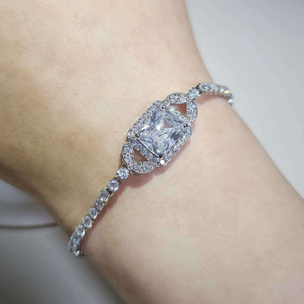 Designer Jewellery High Quality Brass Square Bangle with Zircon Inlay Crystal Rhinestone Accents for Party Occasions Gift Textured Statement Accessory