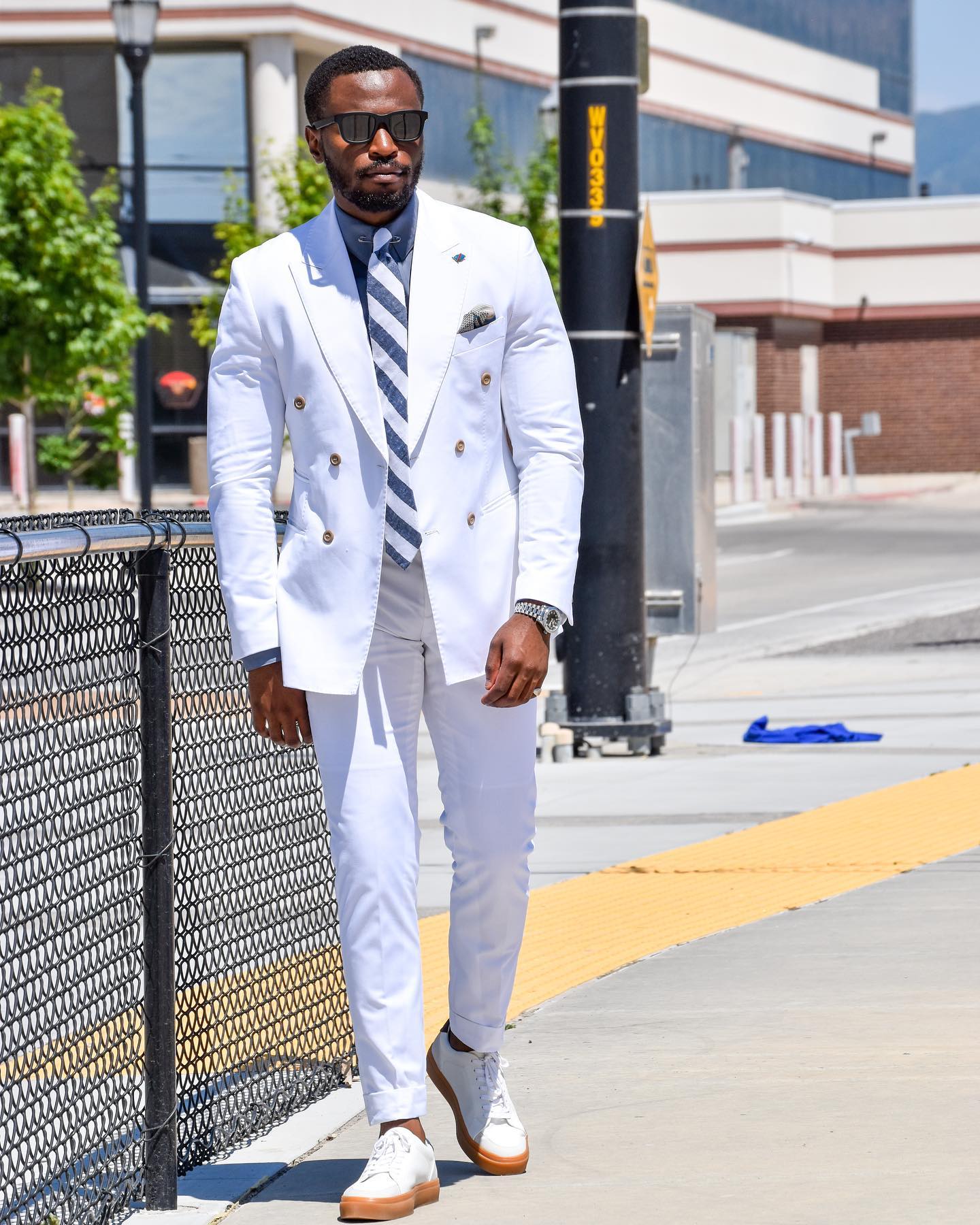 White Slim Fit Mens Suits 2 Pieces Sets Peaked Lapel Blazers Wedding Tuxedos Double Breasted Business Formal Suit With Jacket And Pants