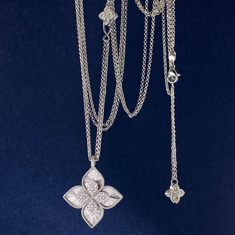 Fahion New arrive Four Leaf Clover Pendant Necklaces Designer Jewelry Gold Silver Mother of Pearl Green Flower necklace long Sweater chain Womens gift