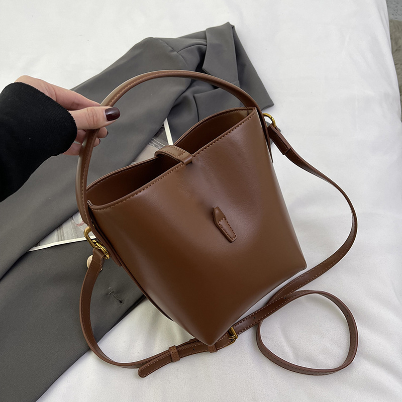 Designer bag bucket bag shoulder bag for womens genuine leather letter large capacity crossbody bag metal buckle handbag outdoor party black te041 H4