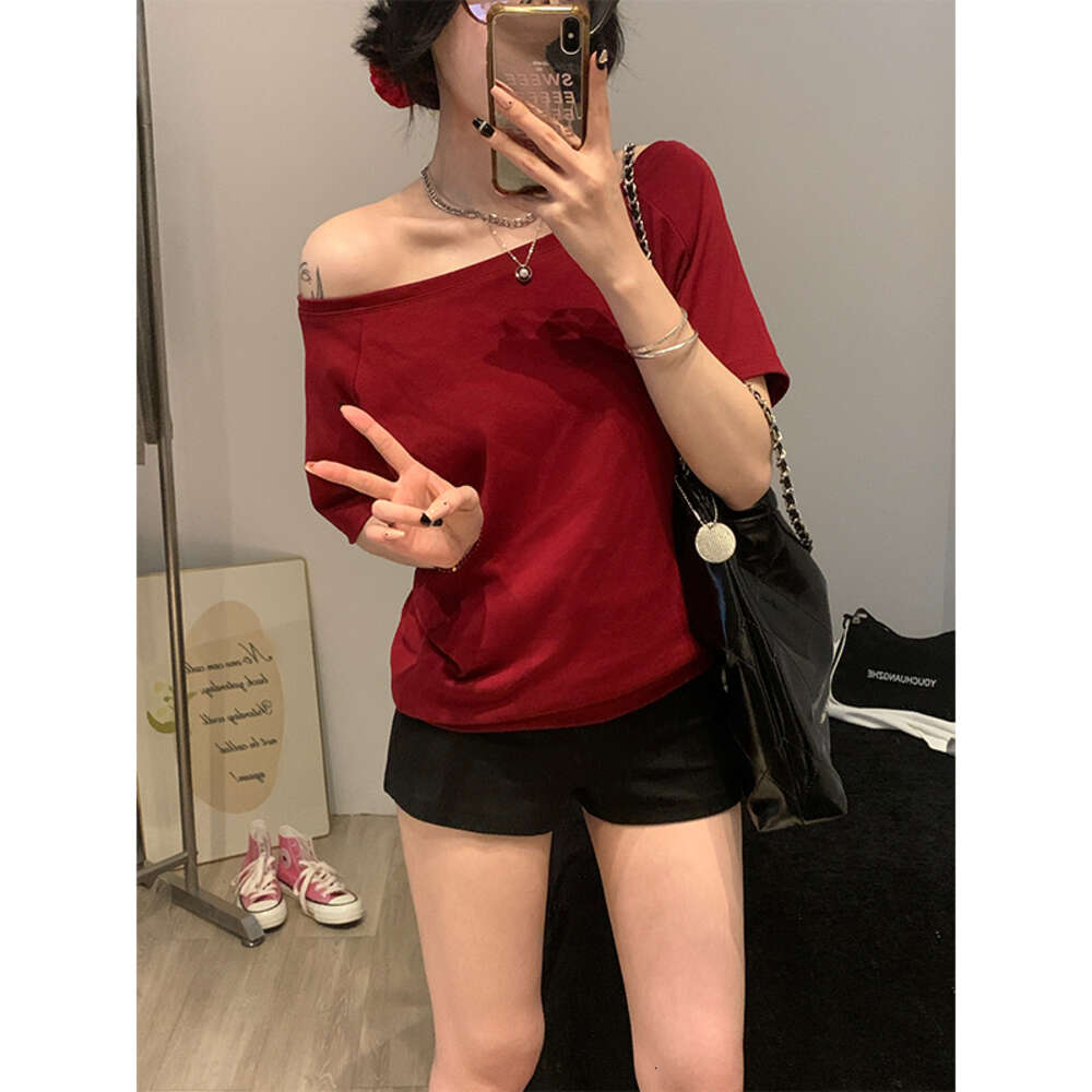 New product lighing delivery slanted short sleeved T-shirt for women 2024 summer fashion spicy girl design sense off shoulder top ins trend