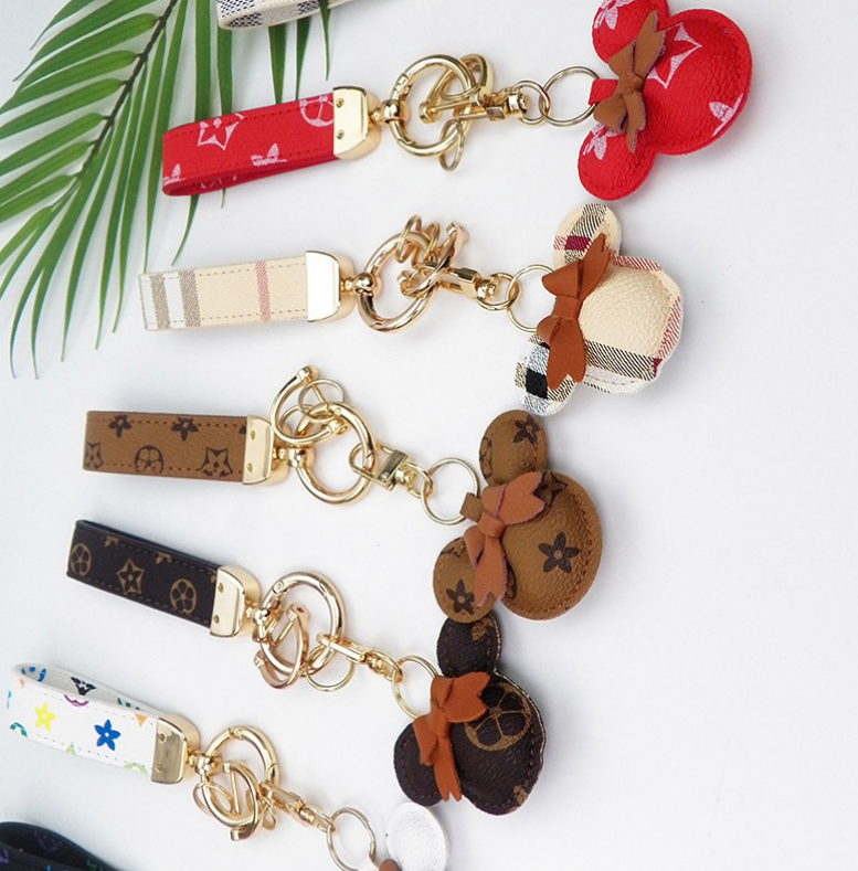 Classic Luxury Designer Leather Car Keyring Zinc Alloy High Quality Keychains Letter Handmade Design Key chain Men Women Bag Pendant Accessories