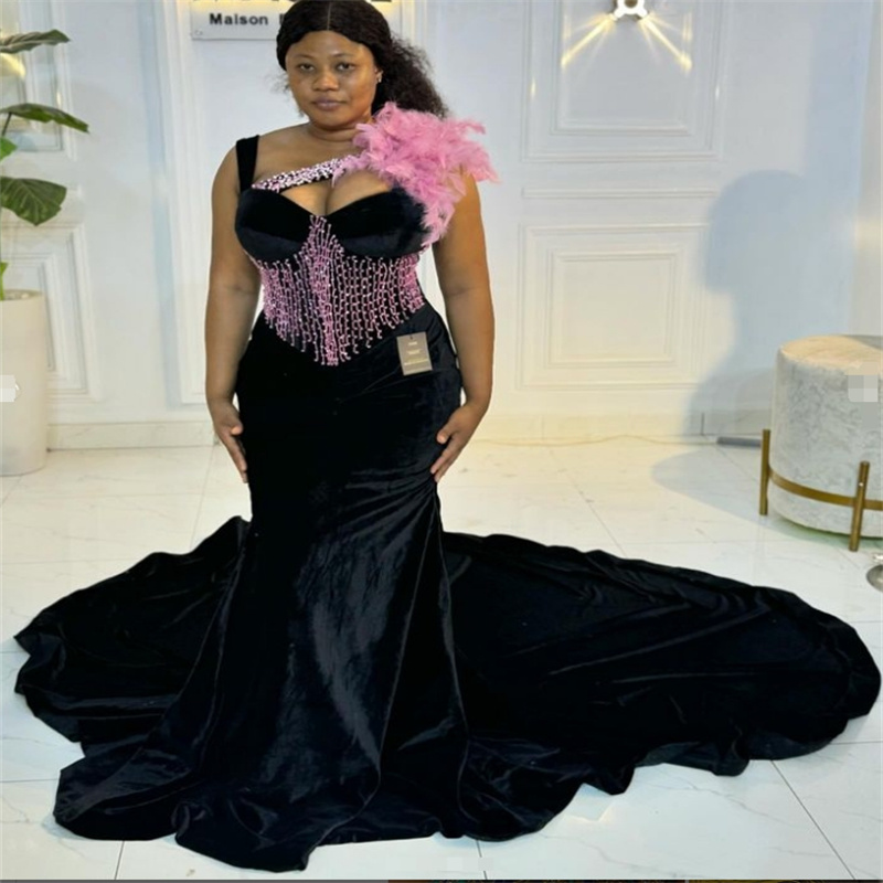 Black Women Velvet Prom Dresses With Pink Feather Stunning Mermaid Beaded Plus Size Evening Dress Elegant Engament Formal Party Dress 2024 Vestios De 