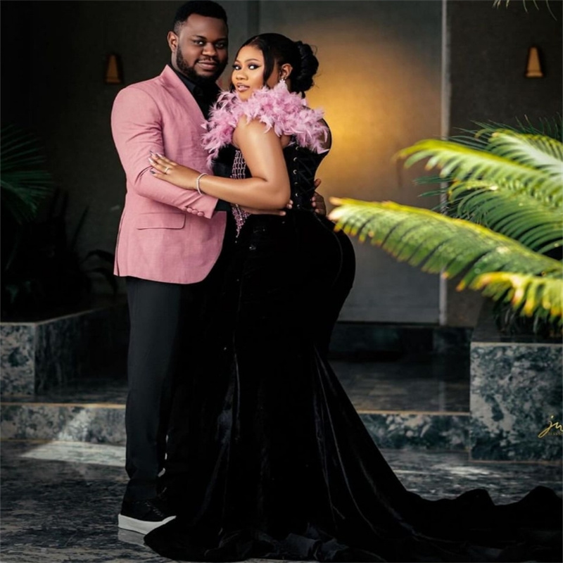 Black Women Velvet Prom Dresses With Pink Feather Stunning Mermaid Beaded Plus Size Evening Dress Elegant Engament Formal Party Dress 2024 Vestios De 