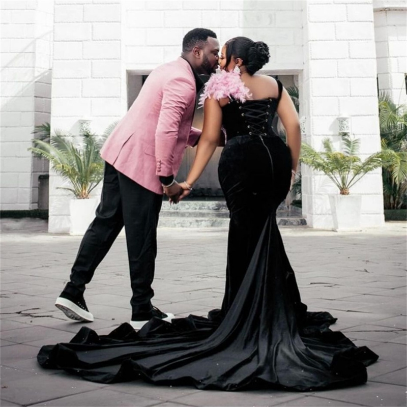 Black Women Velvet Prom Dresses With Pink Feather Stunning Mermaid Beaded Plus Size Evening Dress Elegant Engament Formal Party Dress 2024 Vestios De 