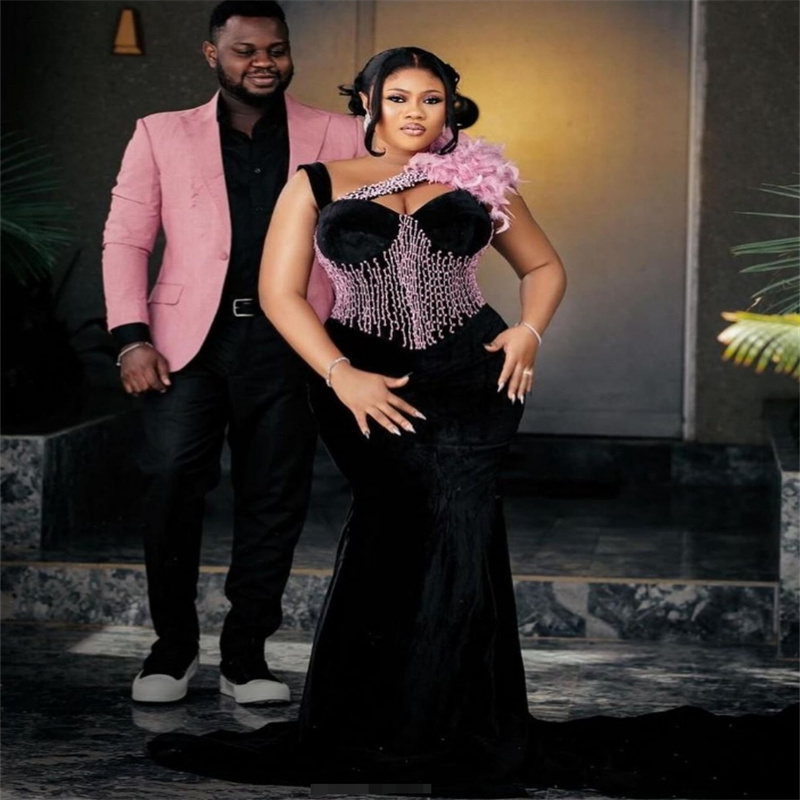 Black Women Velvet Prom Dresses With Pink Feather Stunning Mermaid Beaded Plus Size Evening Dress Elegant Engament Formal Party Dress 2024 Vestios De 