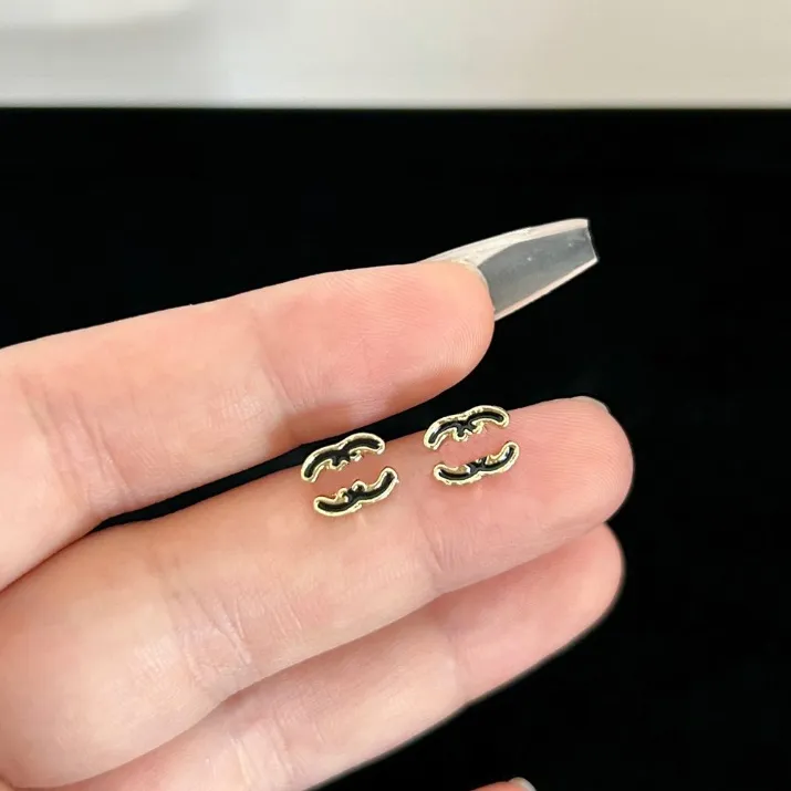 New Designer Charm Stud Earrings Black Luxury Crystal Metal Dangle Earrings Autumn Fashion Girl Love Gift Jewelry 18K Gold Small Sze Drop Earrings