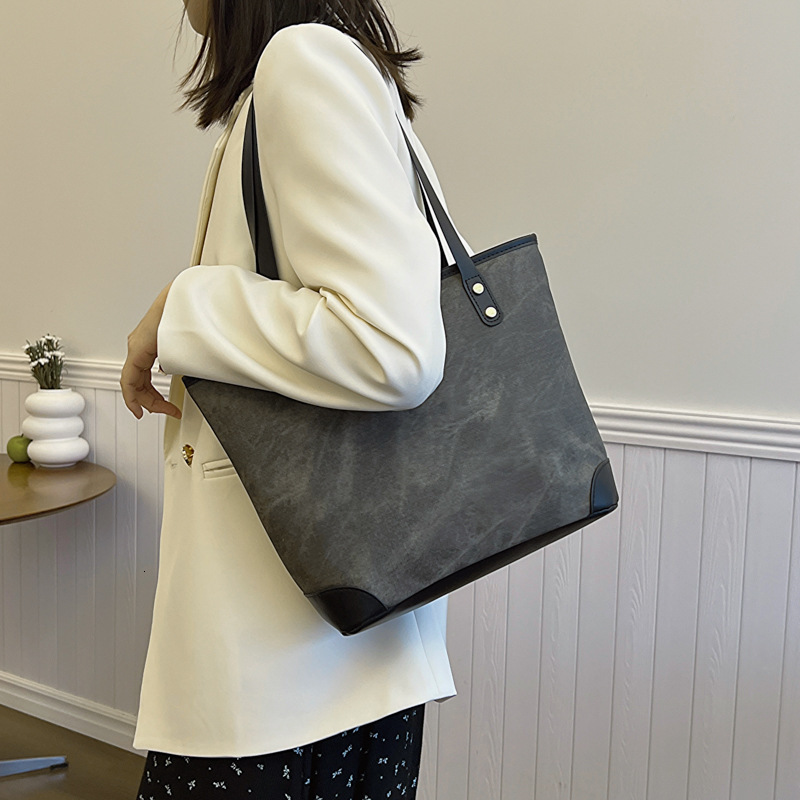 Fashionable casual capacity tote for women's new 2024 large with a sense of luxury and niche commuting bag, trendy shoulder bag #15 swissmilitary