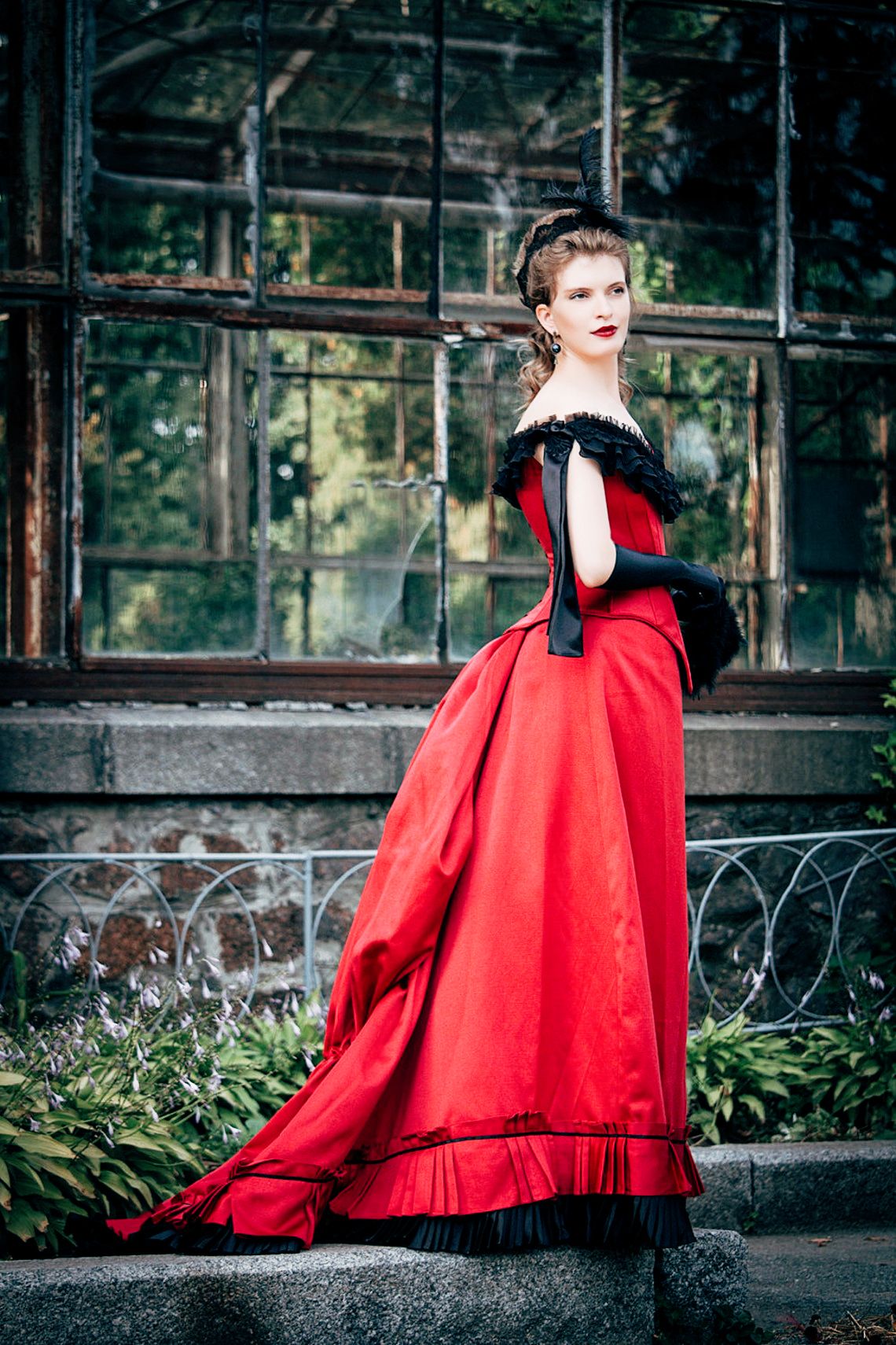 Black and Red Medieval Wedding Dresses Ruched Ruffle V-Neck Off Shoulder Long Corset Bridal Gowns Vintage Victorian Gothic Satin Wedding Dress