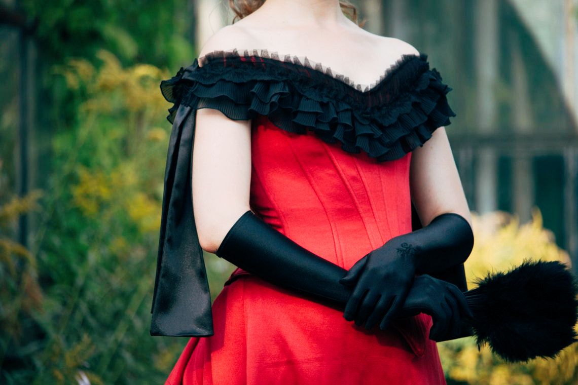 Black and Red Medieval Wedding Dresses Ruched Ruffle V-Neck Off Shoulder Long Corset Bridal Gowns Vintage Victorian Gothic Satin Wedding Dress