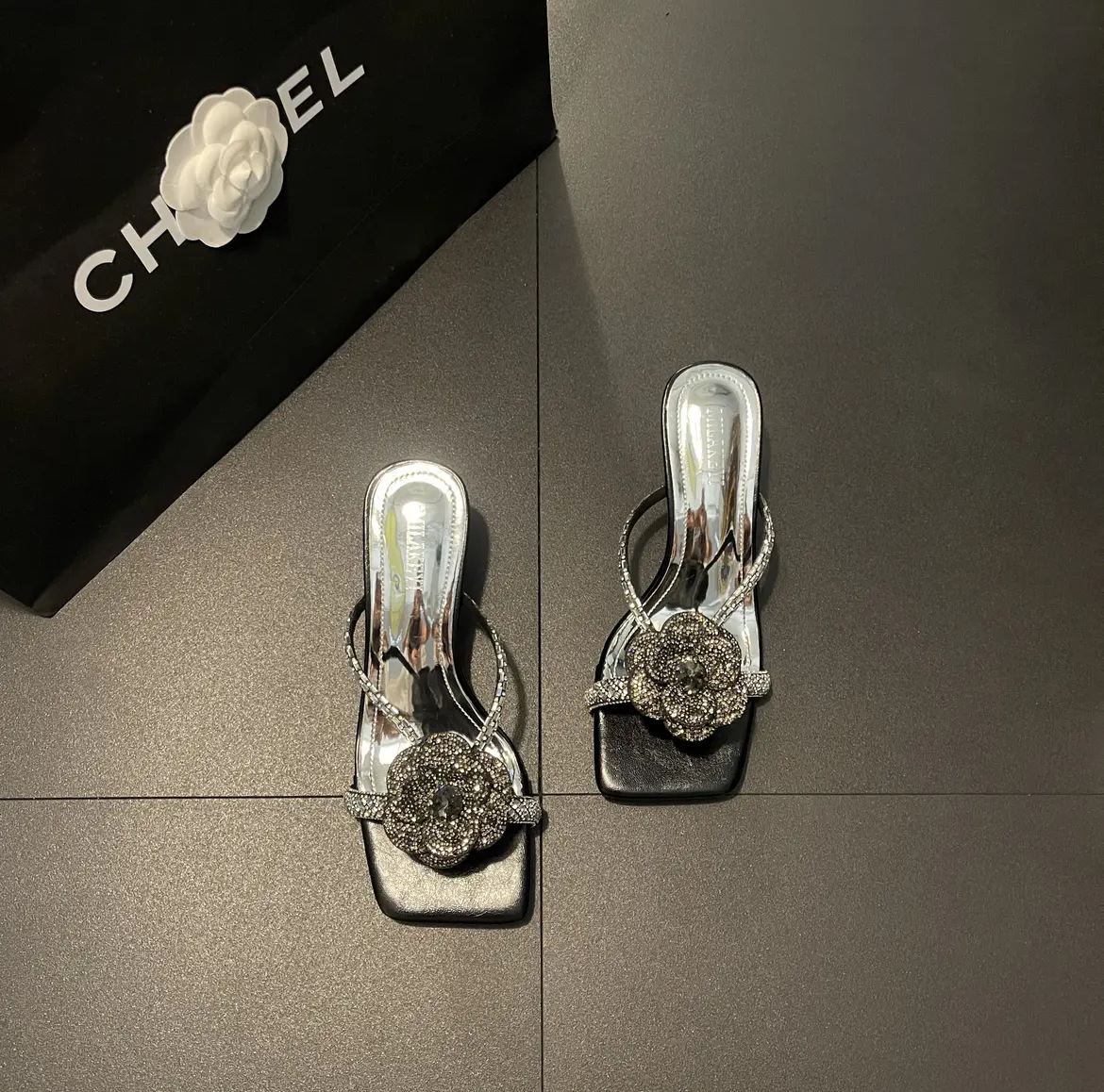 Luxury designer shoes in black and white Beautiful crystal women's 2024 new rhie camellia flip ps summer skirt wear high heels
