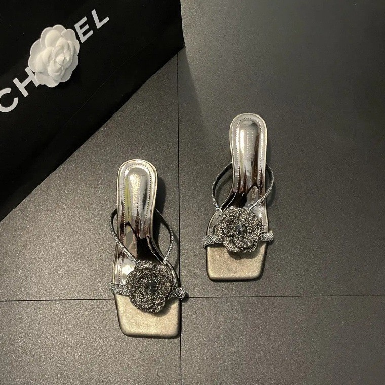 Luxury designer shoes in black and white Beautiful crystal women's 2024 new rhie camellia flip ps summer skirt wear high heels