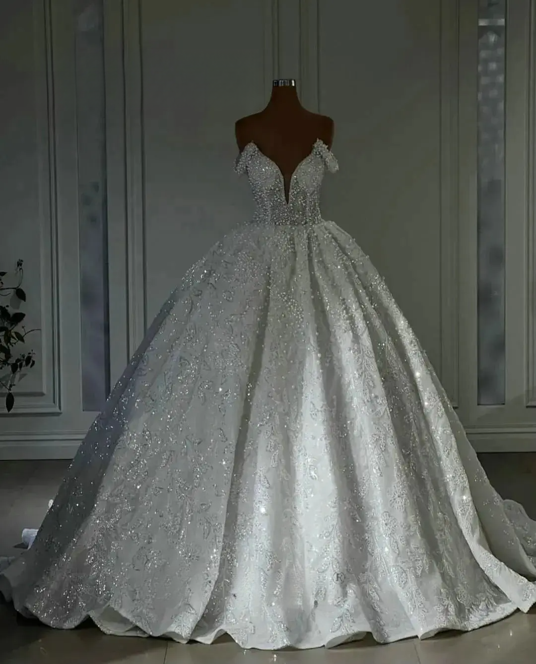 Dubai Sparkly Off the Shoulder Ball Gown Wedding Dresses for Women Bride Pearls Beaded Bridal Gowns Puffy Robes De Marrie
