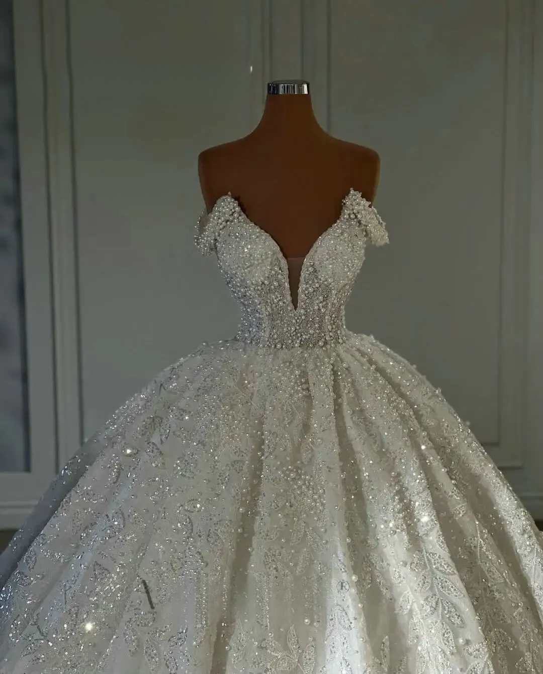 Dubai Sparkly Off the Shoulder Ball Gown Wedding Dresses for Women Bride Pearls Beaded Bridal Gowns Puffy Robes De Marrie