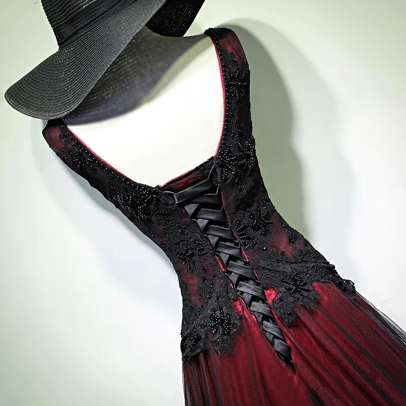 Gothic Wedding Dresses Dark Red And Black A-Line Long Tulle Bridal Gowns Lace Appliques Beading Sleeveless Open Back Lace-Up Vintage Women Formal Dres