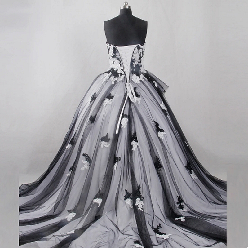 2024 Ivory And Black Gothic Wedding Dresses Lace Appliques Strapless Sweetheart Corset A-Line Long Tulle Bridal Gowns Pleats Tiered Garden Mariage Rob