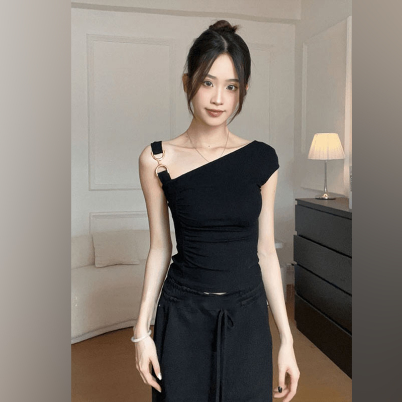 Design sense: Ring buckle slanted short sleeved T-shirt women in summer, slim fit slimming, unique and special for spicy girls, off the shoulder top