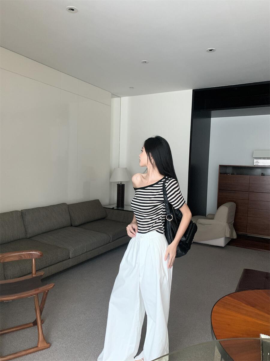 Slant striped sleeved T-shirt for women's summer 2024 stunning off shoulder short top