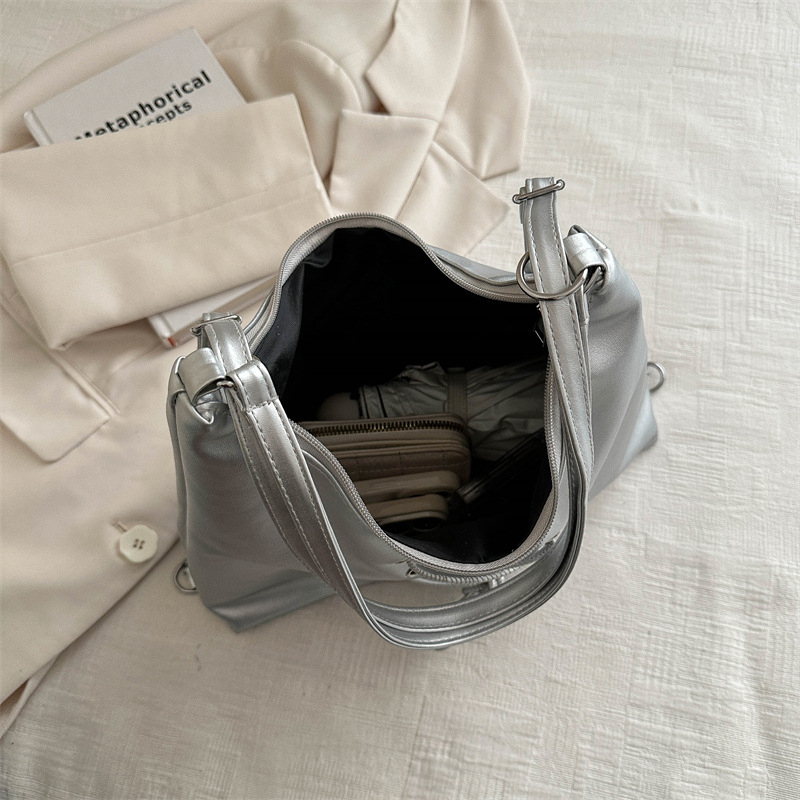 2025 Designer for Women Tote 3 2024 New Large Capacity Commuter Chain Strap Shoulder Bag Versatile College Student Classroom Backpack