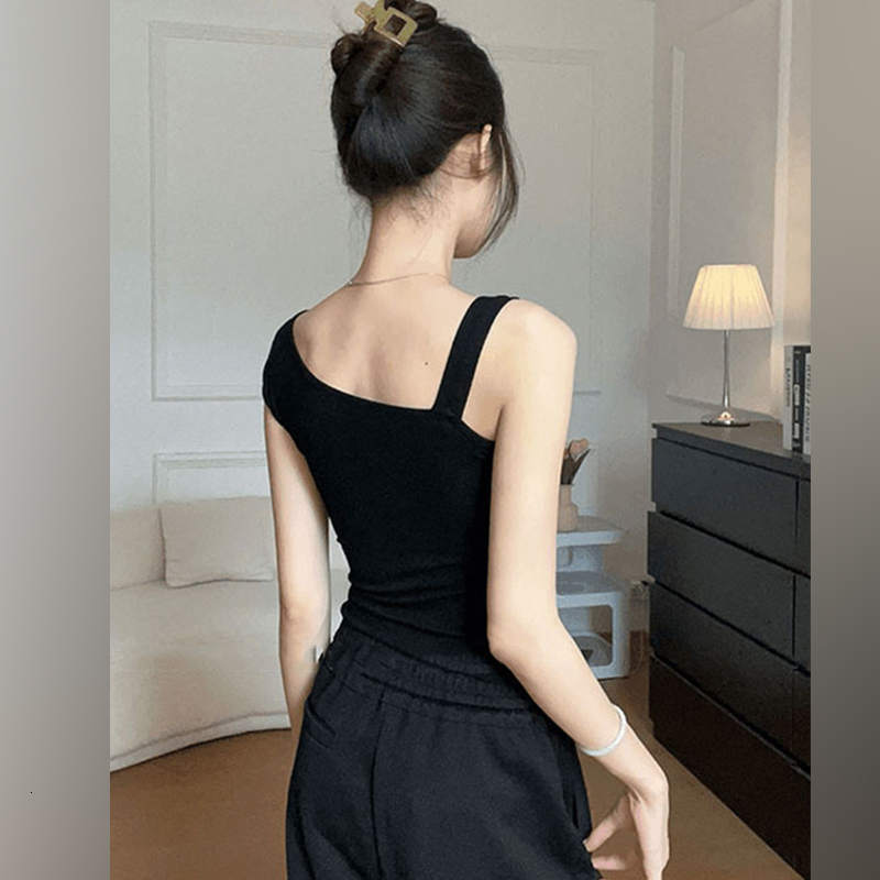 Design sense: Ring buckle slanted short sleeved T-shirt women in summer, slim fit slimming, unique and special for spicy girls, off the shoulder top