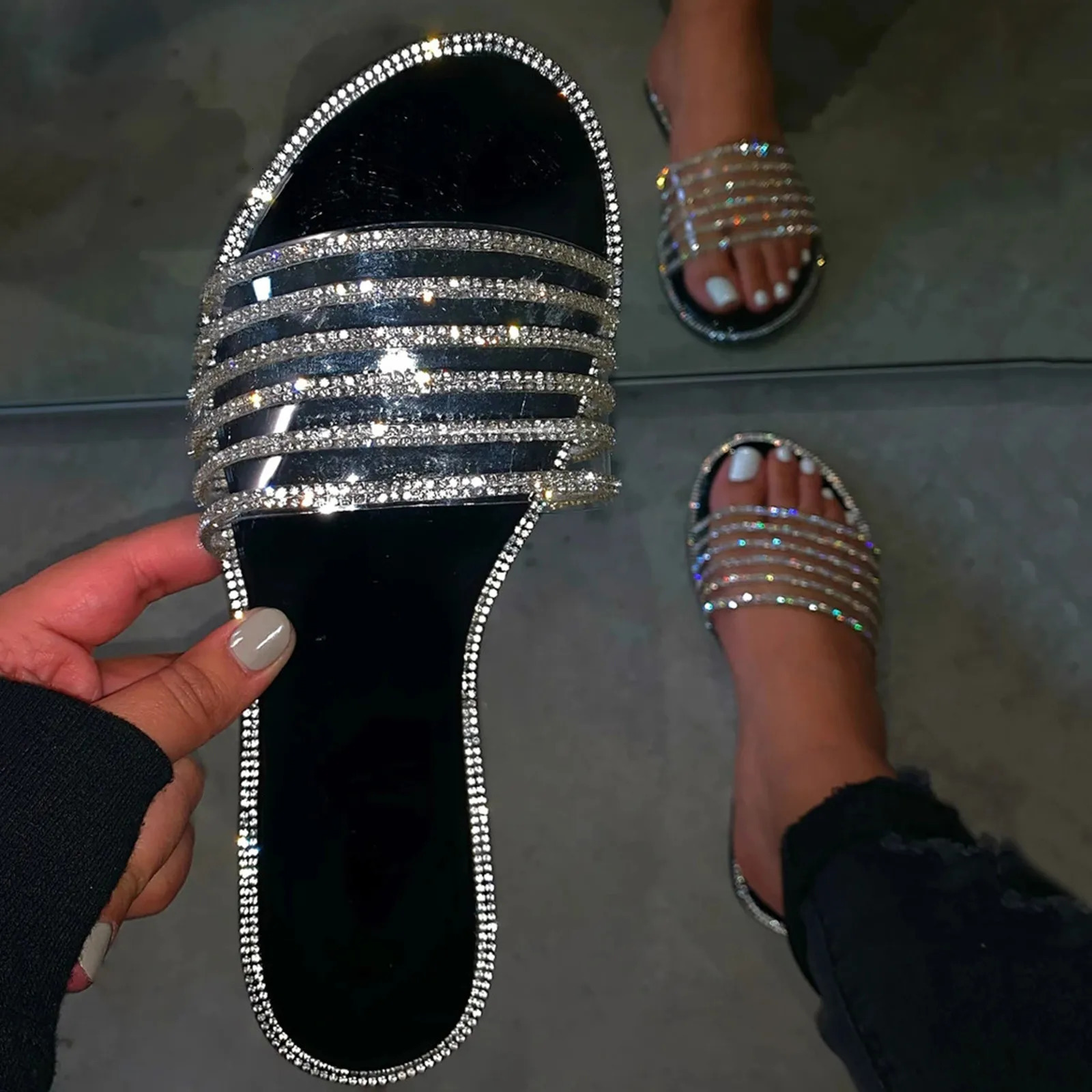 Women Outdoor Slippers Fashion Summer Crystal Jelly Shoes Arrival Round Toe Flat Bottom Ladies Party Dressy Shiny Sandals 240708