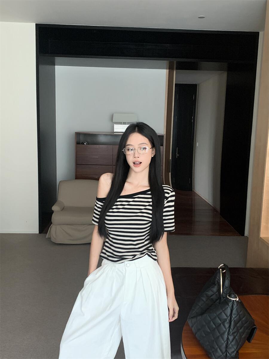 Slant striped sleeved T-shirt for women's summer 2024 stunning off shoulder short top