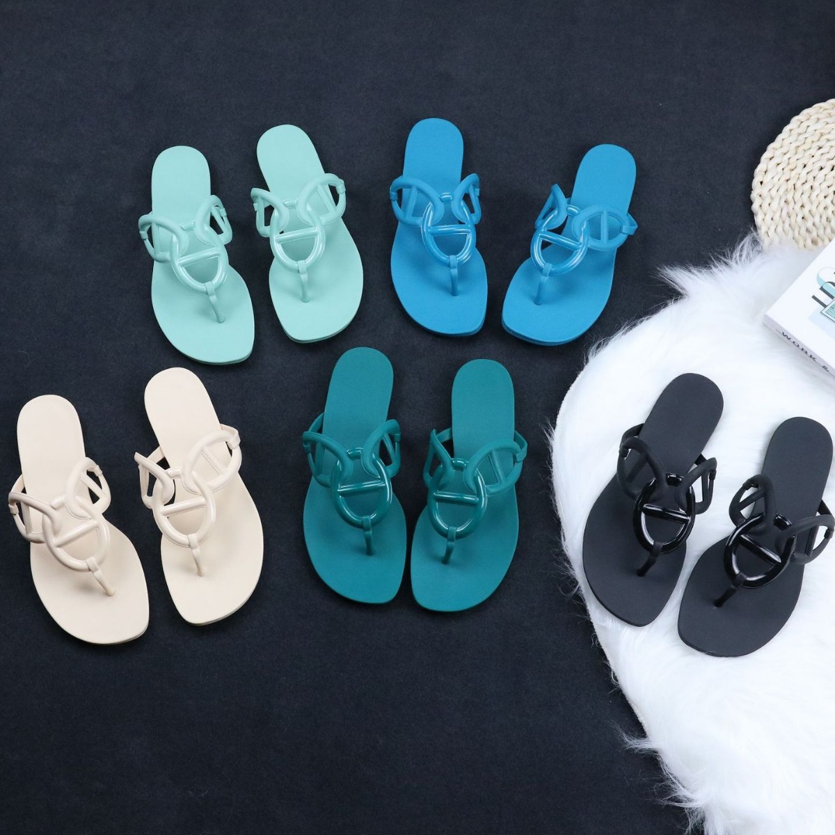 2024 designer H outdoor women's summer flat casual fashion soft bottom beach anti slip herringbone slippers for women