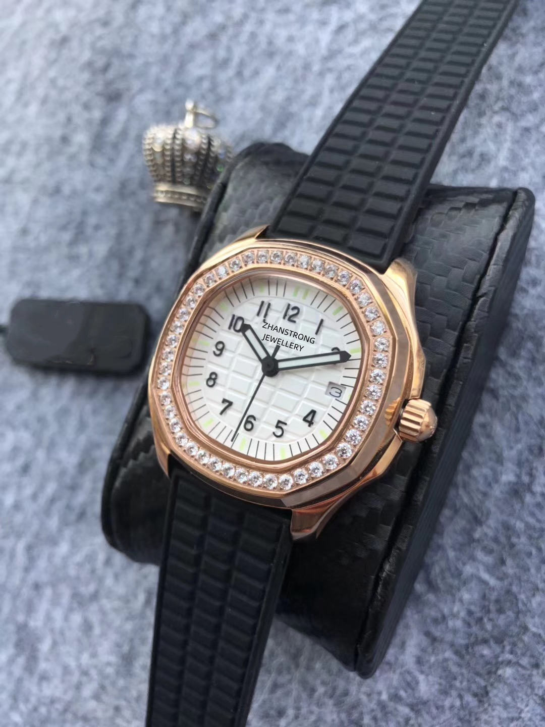 Fashion Classic Styles Womens Watch Quartz Movement Watches Rubber Strap Diamonds Bezel Designer Woman Wristwatches Birthday Party Gifts Lady Wristwatch Gifts