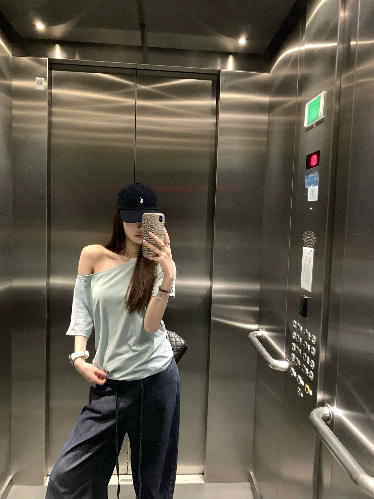 Good morning, Fan Fan. Elastic collar, slanted one shoulder, two loose short sleeved T-shirt, women's summer slimming versatile thin top