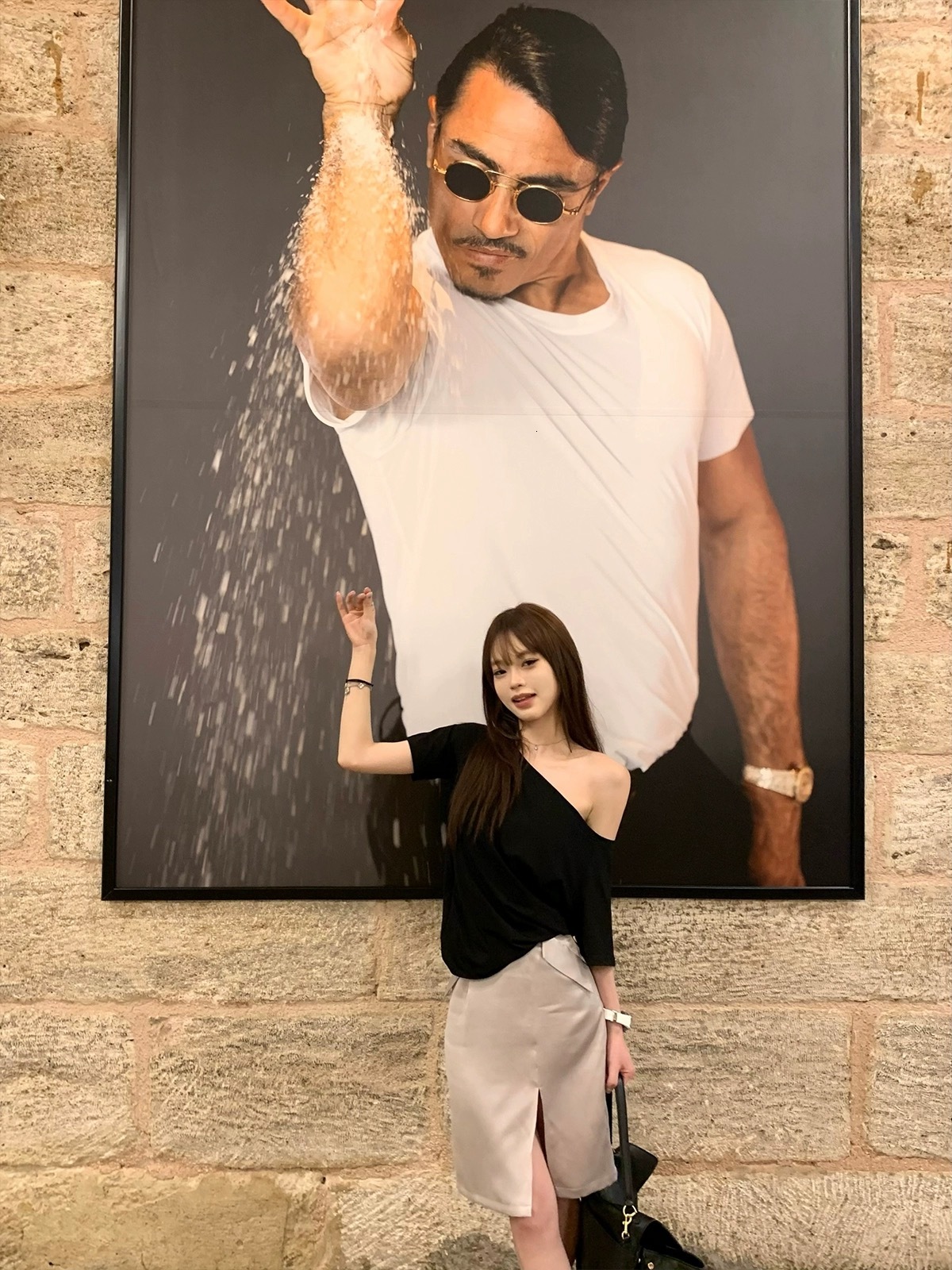 Good morning, Fan Fan. Elastic collar, slanted one shoulder, two loose short sleeved T-shirt, women's summer slimming versatile thin top