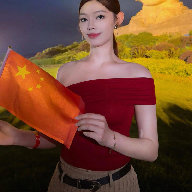 Can be worn up to 120 pounds~2024 sloping shoulder top, summer new thin style spicy girl design sense short T-shirt for women