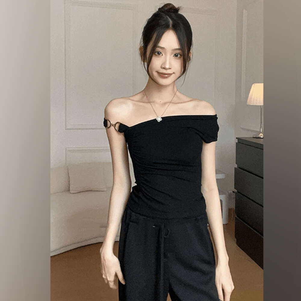 Design sense: Ring buckle slanted short sleeved T-shirt women in summer, slim fit slimming, unique and special for spicy girls, off the shoulder top