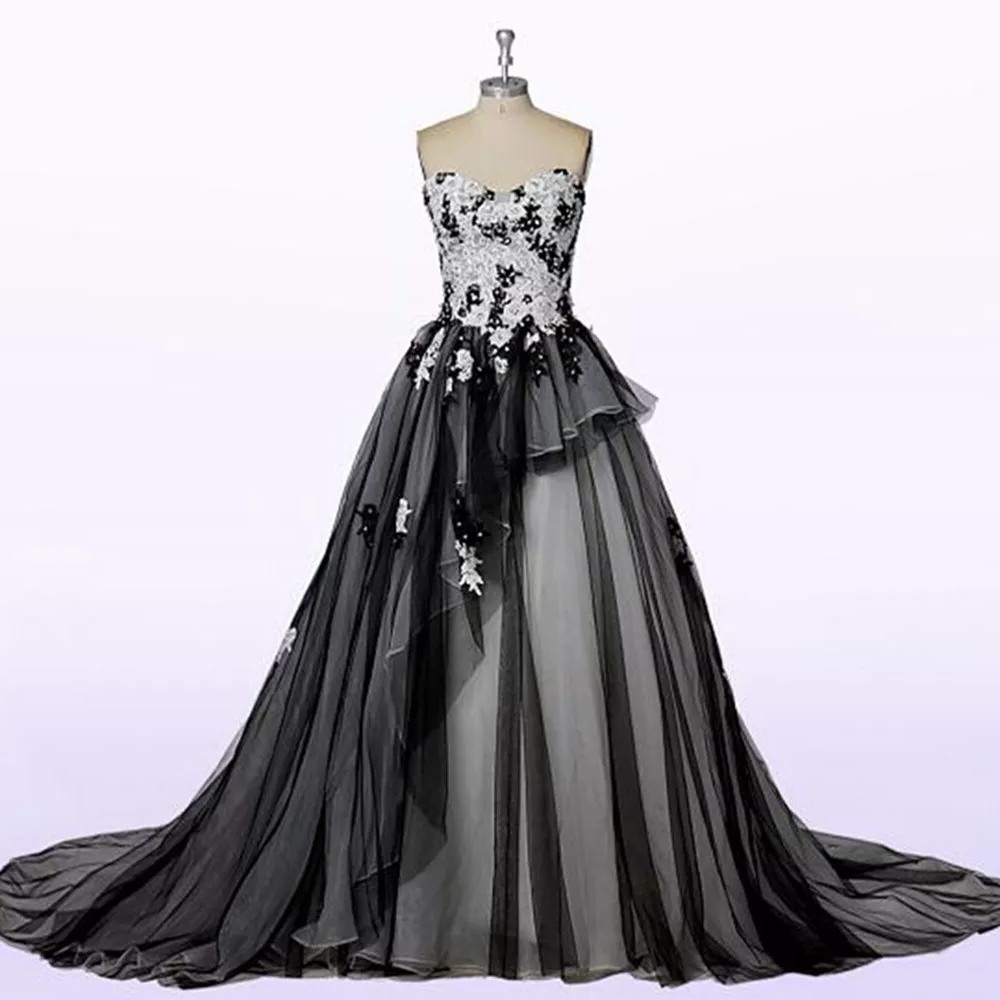 2024 Ivory And Black Gothic Wedding Dresses Lace Appliques Strapless Sweetheart Corset A-Line Long Tulle Bridal Gowns Pleats Tiered Garden Mariage Rob