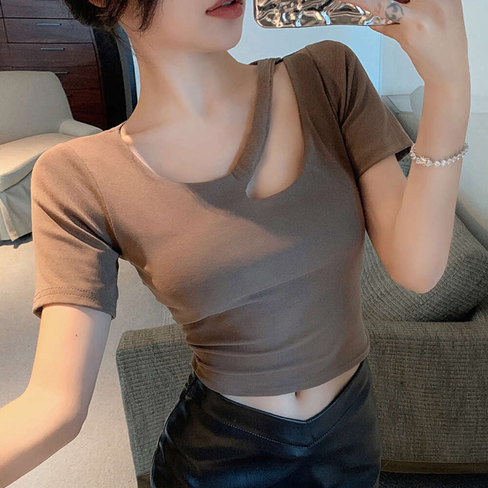 High quality sleeved t-shirt for women, with a niche design. Ins summer slimming and unique irregular short style