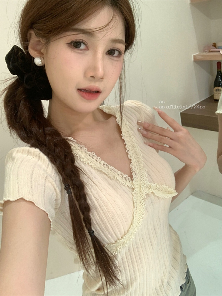 Lace tee shoulder V-neck mini shirt for women, versatile, slim fit and slimming short sleeved top