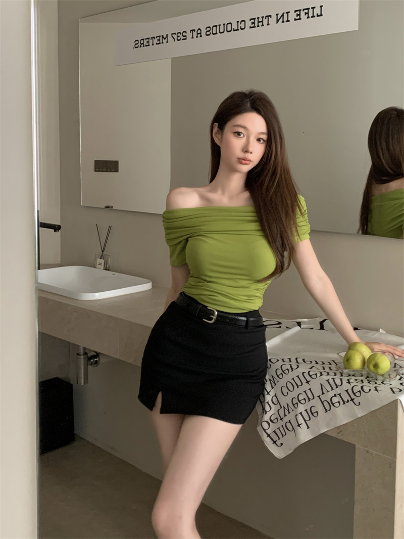 Sweet spicy sexy one T-shirt for women, slim fit and pure desire, niche off shoulder short top
