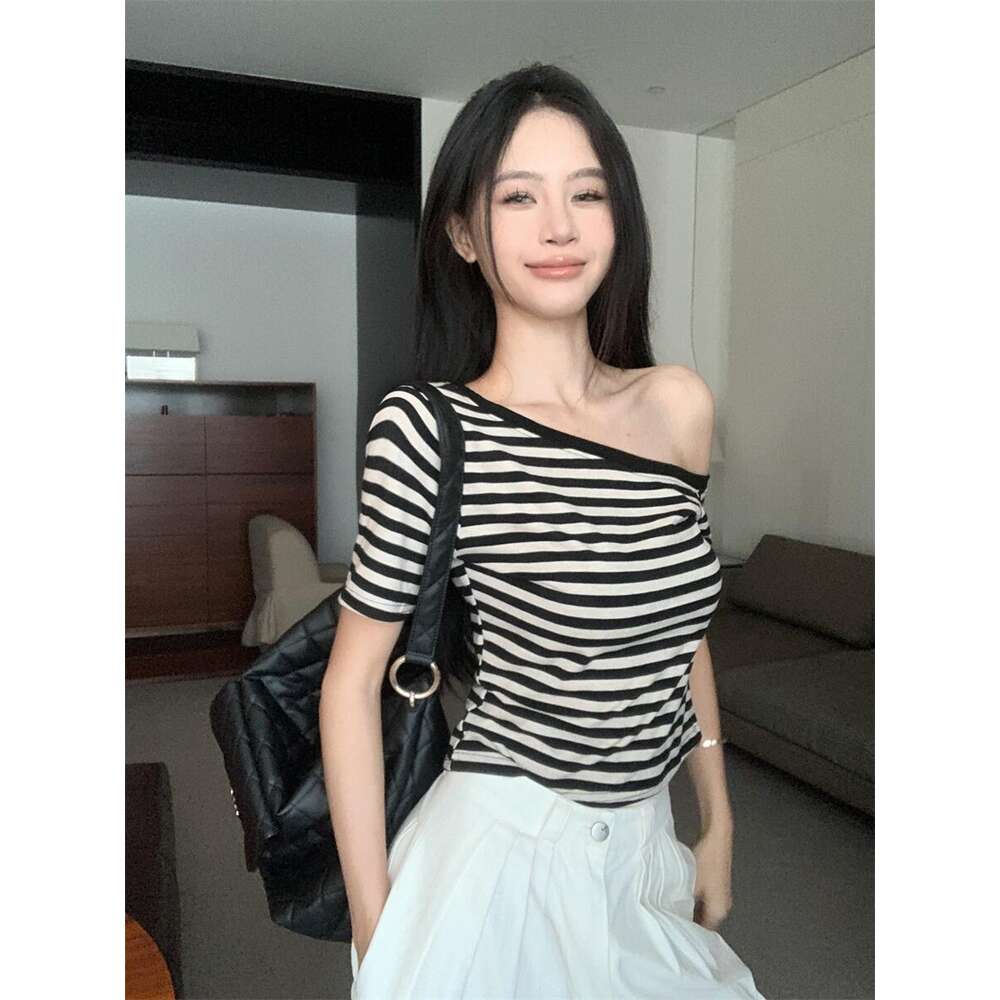 Slant striped sleeved T-shirt for women's summer 2024 stunning off shoulder short top
