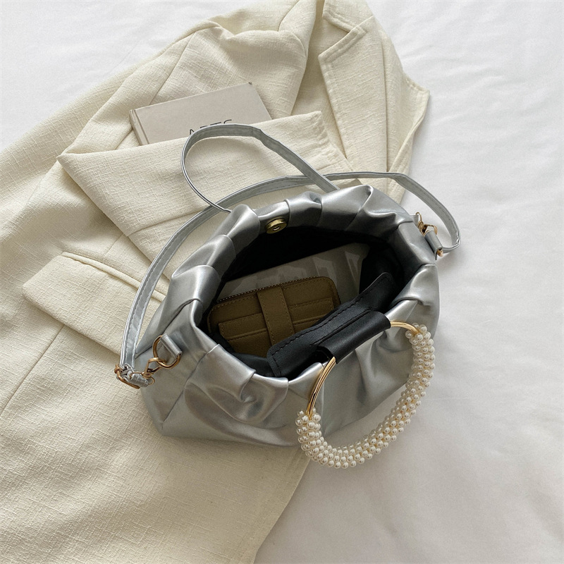 2025 Designer Handheld 3 Cloud Pearl for Women 2024 New Fashionable Korean Small Square Versatile Shoulder Crossbody Bag