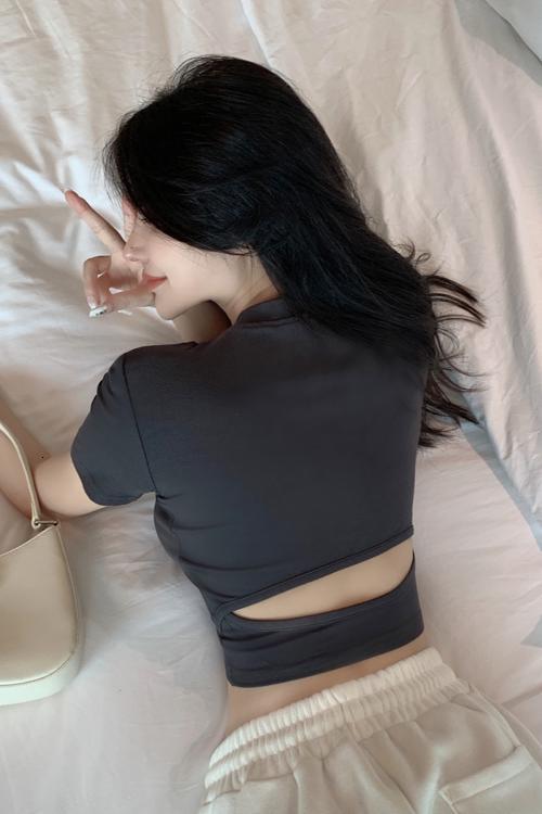 Spicy girl scheming T-shirt with summer back hollow design, slim fit, pleated waist, short sleeved top for women