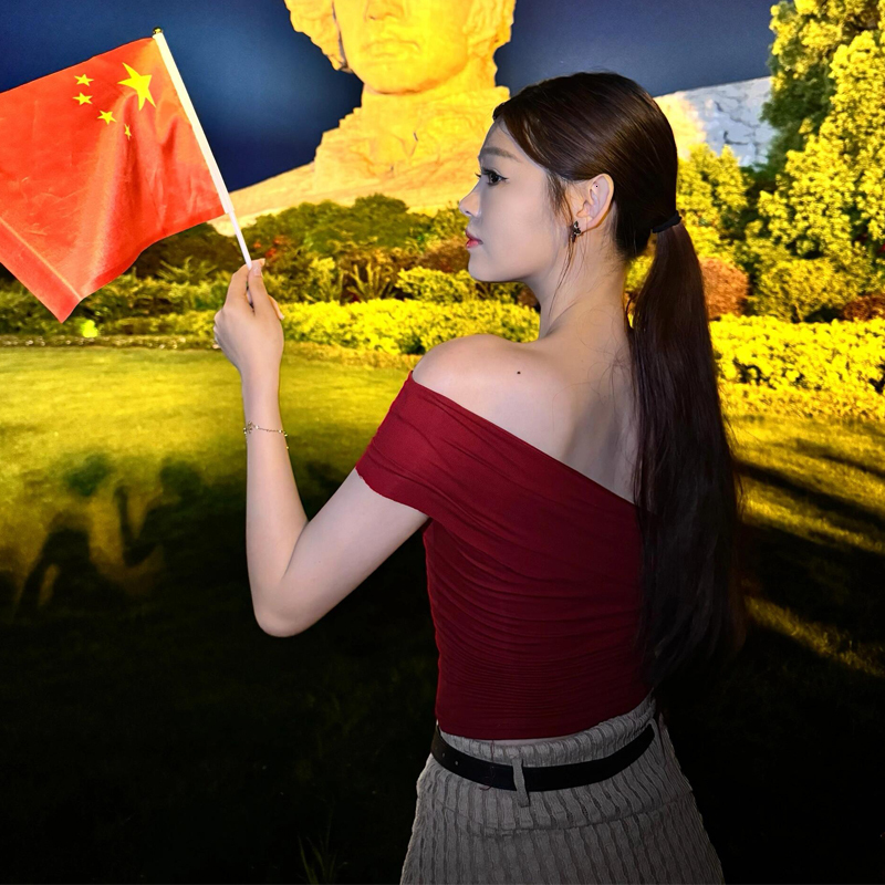 Can be worn up to 120 pounds~2024 sloping shoulder top, summer new thin style spicy girl design sense short T-shirt for women