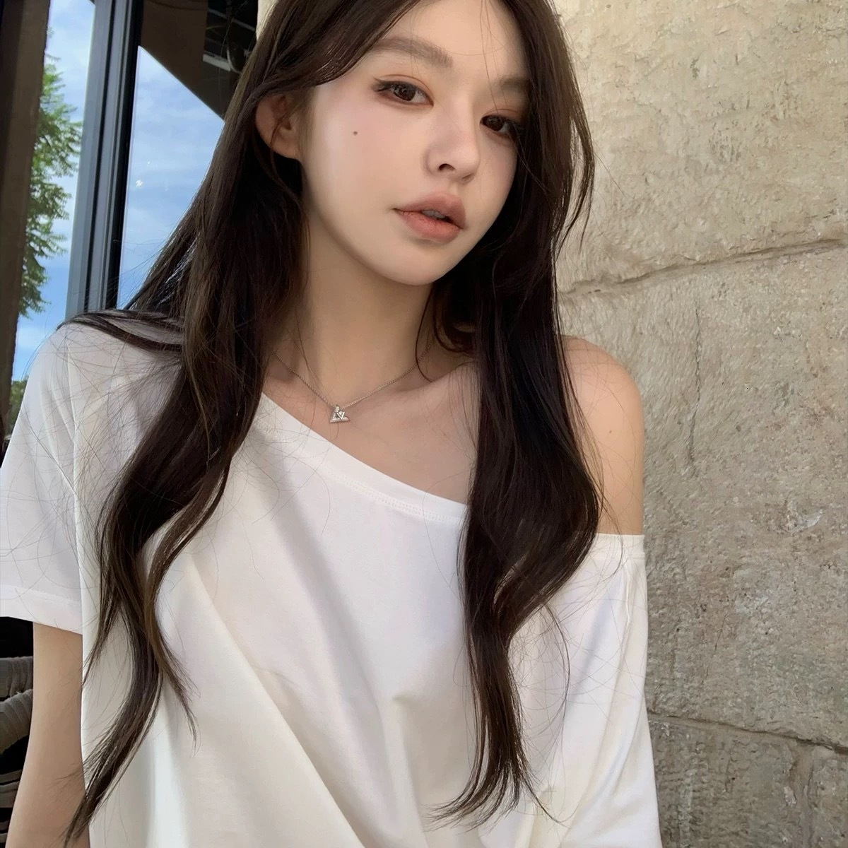 Good morning, Fan Fan. Elastic collar, slanted one shoulder, two loose short sleeved T-shirt, women's summer slimming versatile thin top