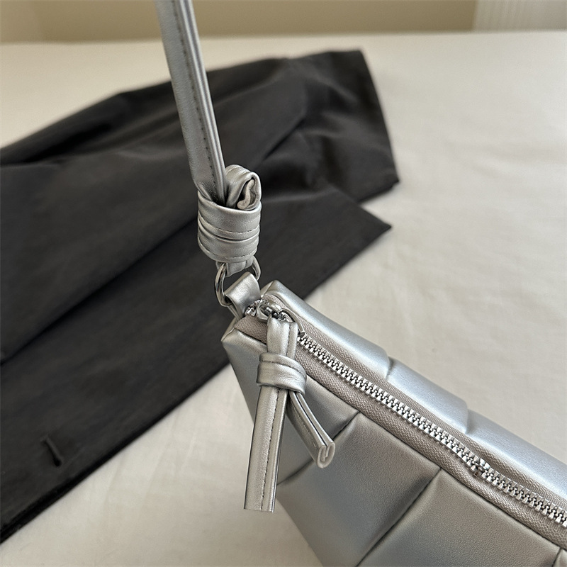 2025 Designer women for 3 Sier 2024 new summer fashion design, niche single shoulder crossbody dumpg bag, popular horn bag design, ,