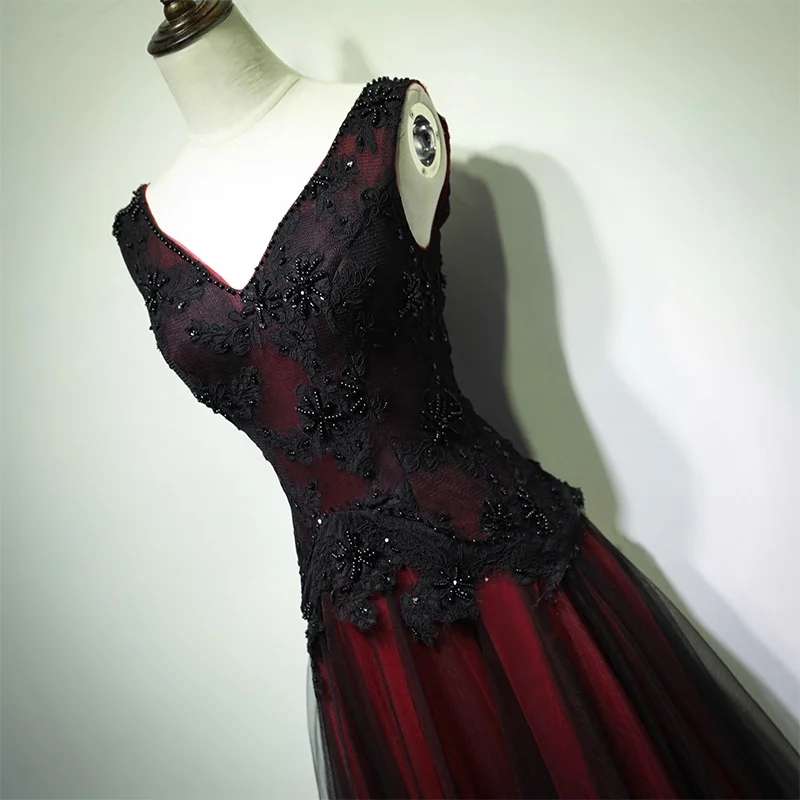 Gothic Wedding Dresses Dark Red And Black A-Line Long Tulle Bridal Gowns Lace Appliques Beading Sleeveless Open Back Lace-Up Vintage Women Formal Dres