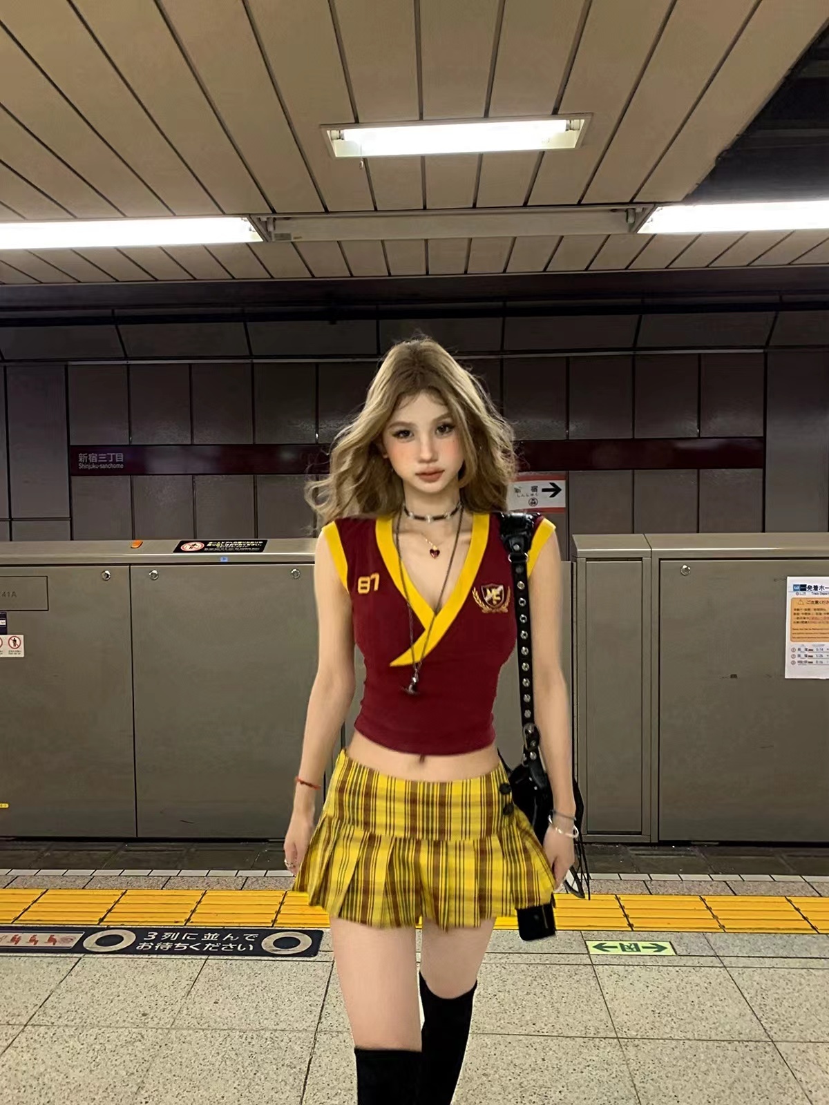 Tongiuu High School Flower American V-neck Embroidered Shoulder T-shirt for Spicy Girls, Shrinking Waist to Look Thin, Summer Top