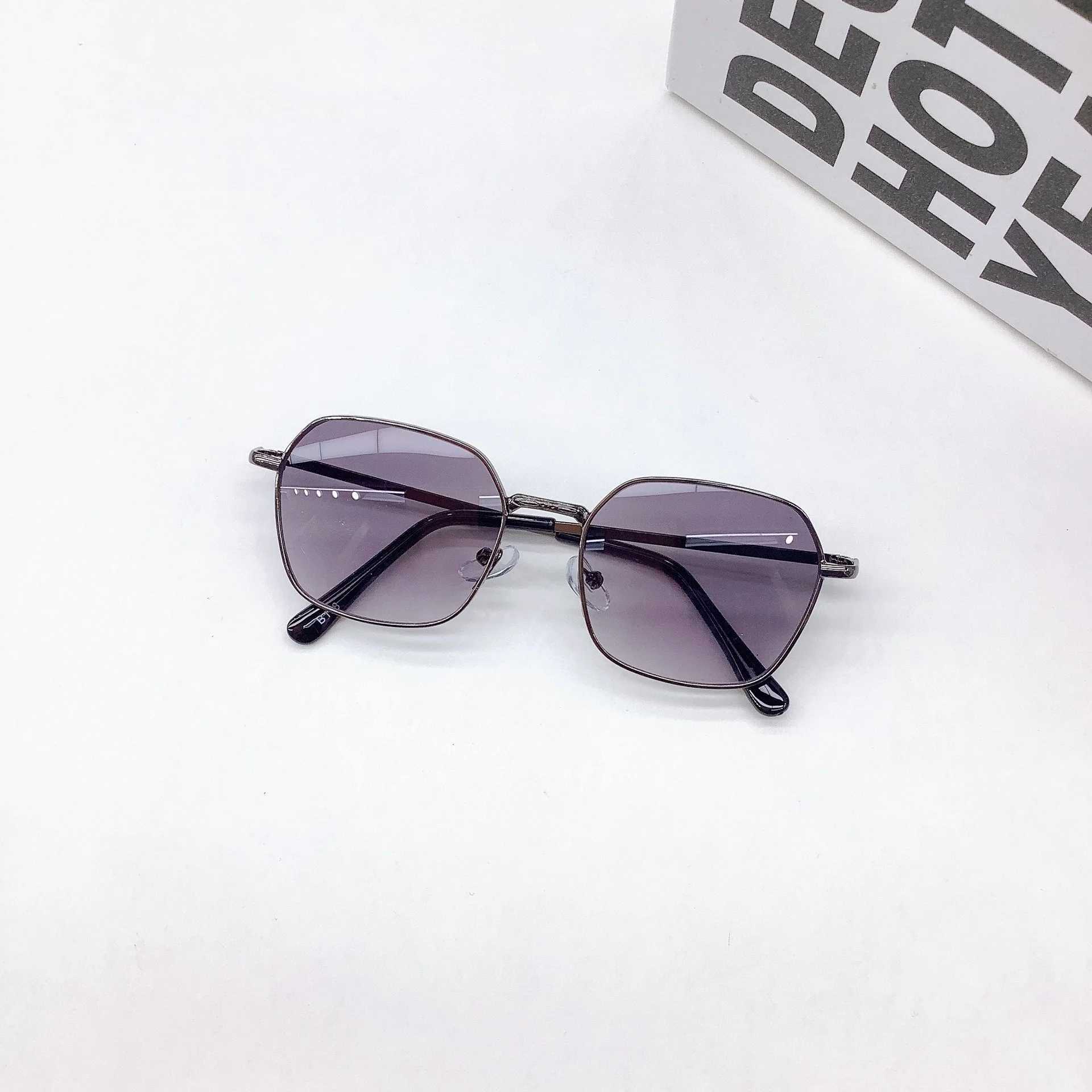 Sunglasses Fashionable and trendy childrens sunglasses version UV resistant fashion box internet red personalized baby sunglasses