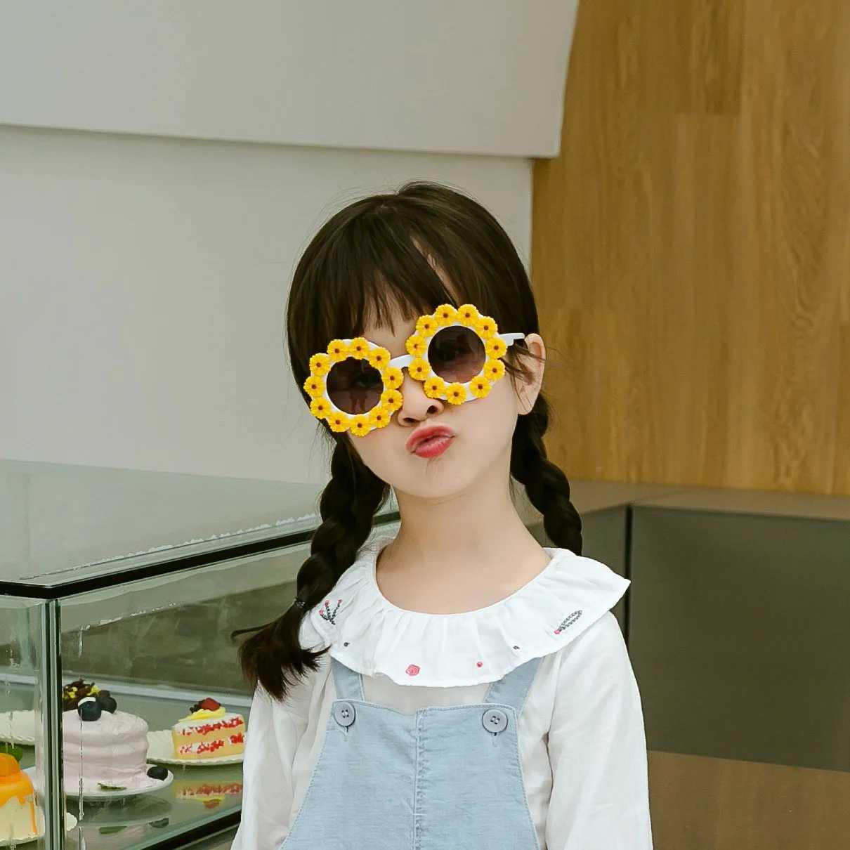 Sunglasses style sunflower Daisy Sunglasses New childrens personality stick flower glasses travel street take concave shape Sunglasses