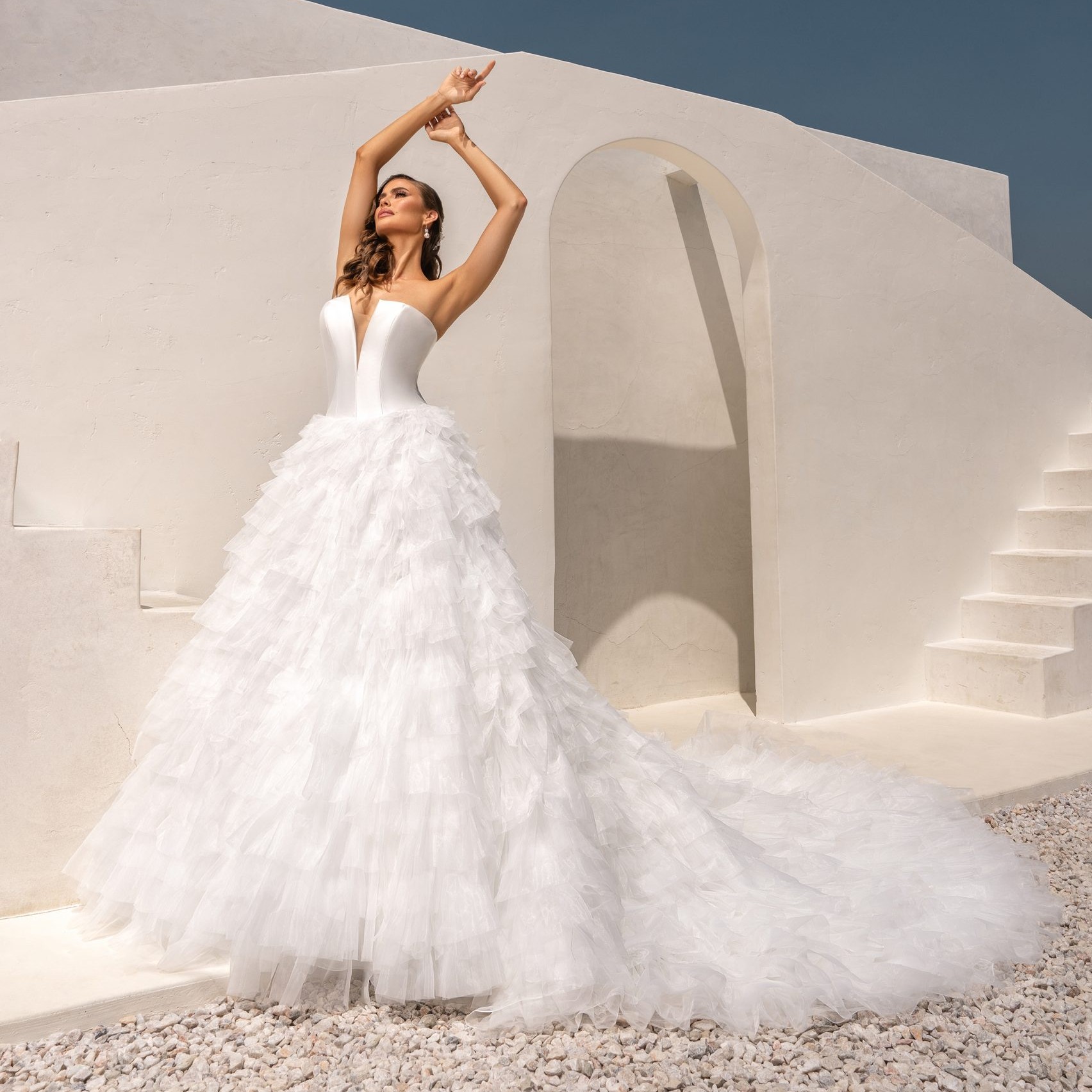 Stylish Tiered Wedding Dresses Ruffles Bridal Gowns Illusion Plunging Necke Covered Buttons Back A e Sweep Train Organza Vestido De Novia