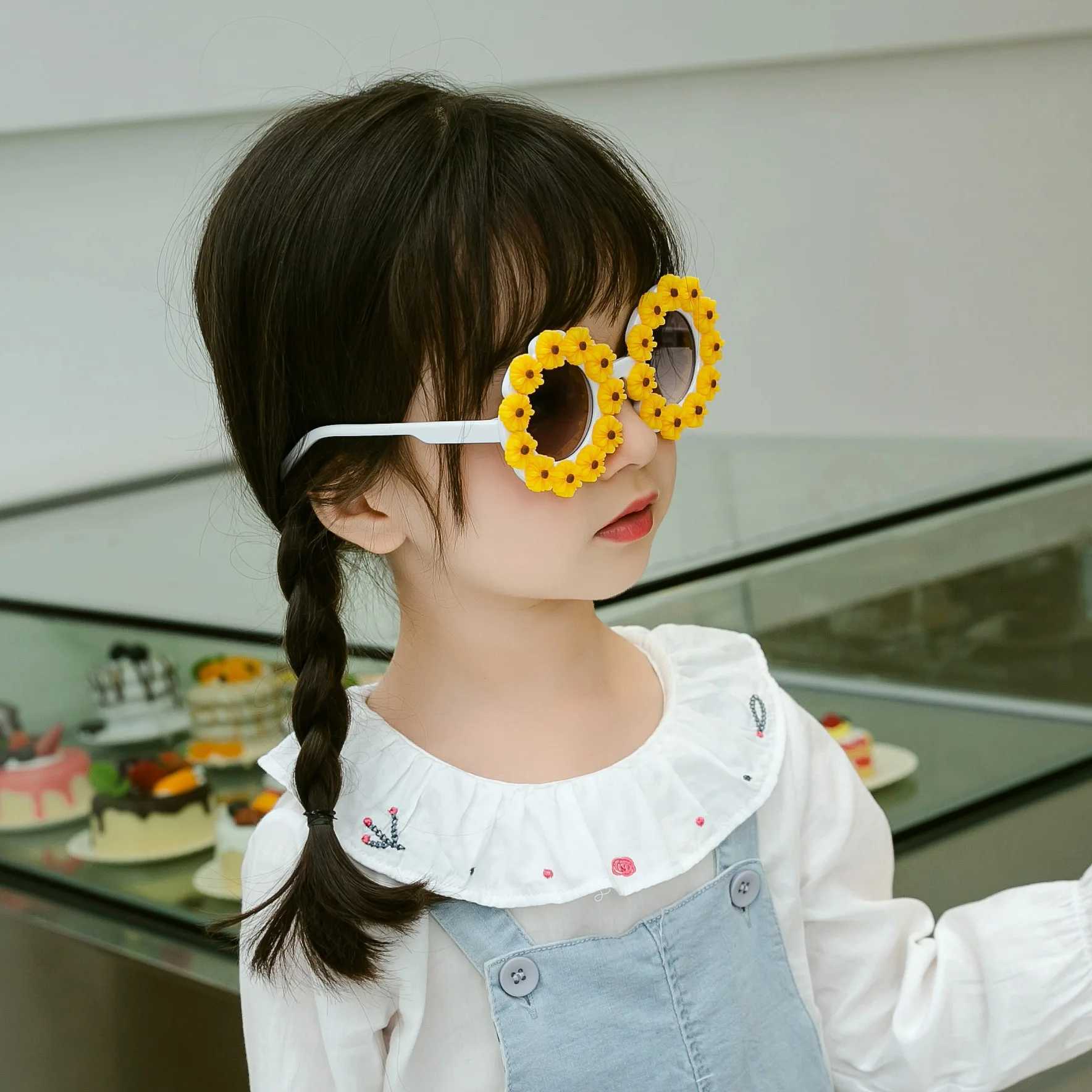 Sunglasses style sunflower Daisy Sunglasses New childrens personality stick flower glasses travel street take concave shape Sunglasses